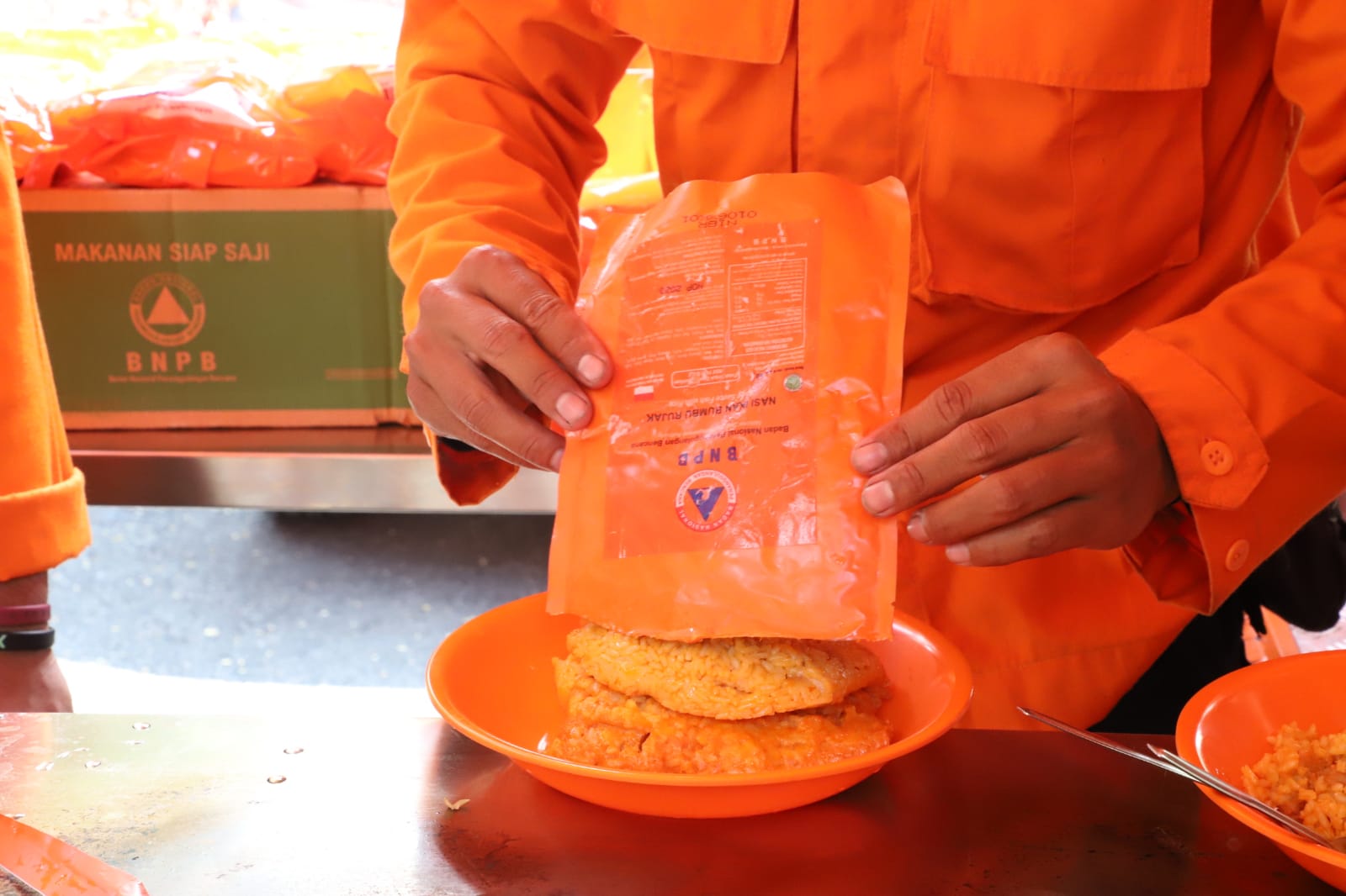 Petugas BPBD sedang mempersiapkan makanan siap saji saat Rapat Koordinasi Penyelenggaraan Rehabilitasi dan Rekonstruksi wilayah Provinsi Jawa Barat di Kabupaten Subang, Jawa Barat, pada Kamis (24/8).